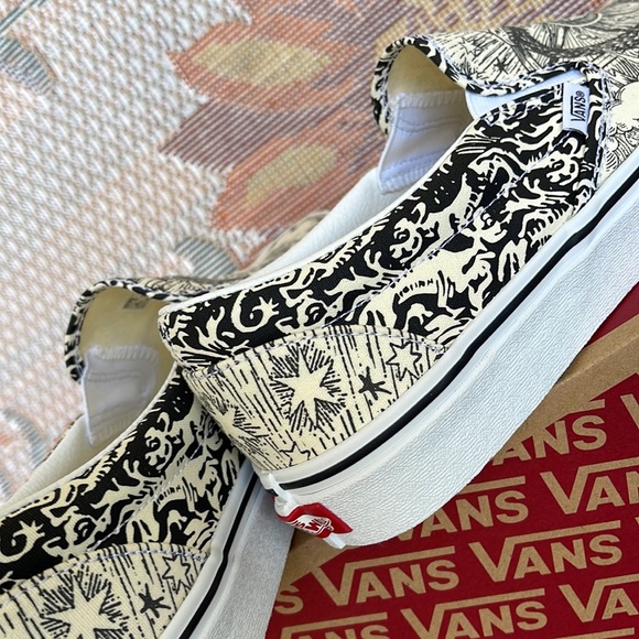 Vans WMNS Classic Slip-0n
(Ouroboros) Black/Tr Wht
VN0A4U38WT8
Sneakers - Picture 15 of 16